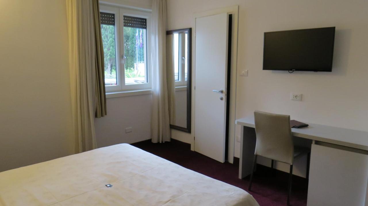 Hotel Villa Claudia Торболе Экстерьер фото