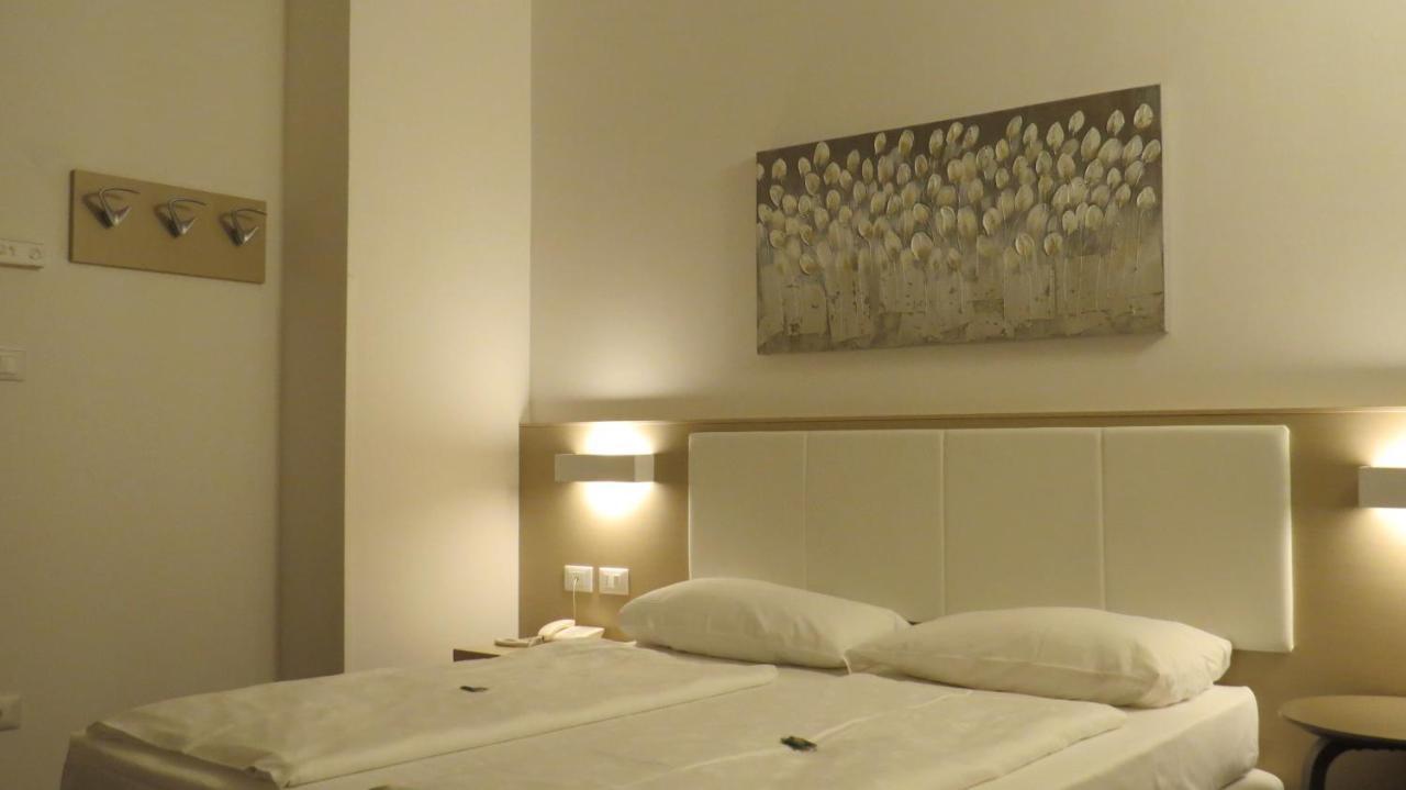 Hotel Villa Claudia Торболе Экстерьер фото